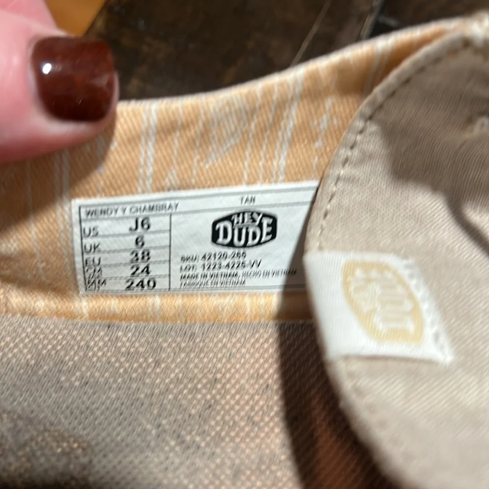 Big kids size J6 Hey Dudes